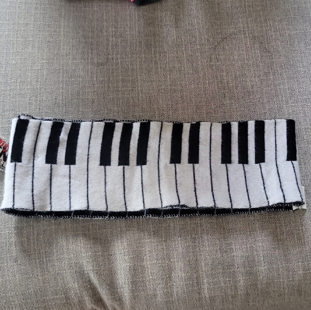 Hot Topic Black and White Piano Scarf